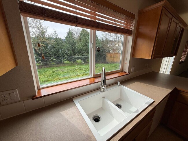 Building Photo - Beautiful 4 Bedroom in the Hidden Lake Community!