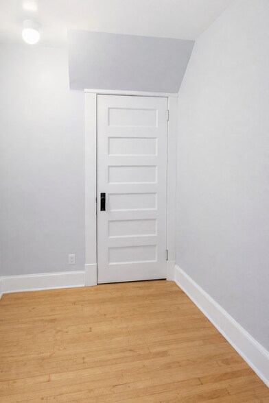 Building Photo - 810 University Ave SE