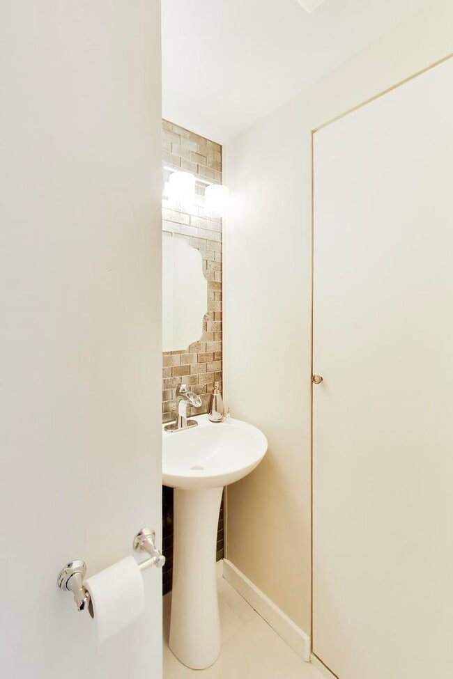 Building Photo - 1865 N Dayton St