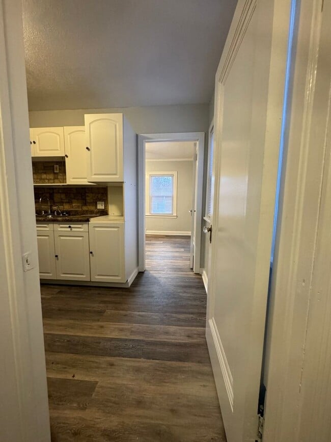 Building Photo - 3 bedroom, 2 bath House with 2 car detached garage