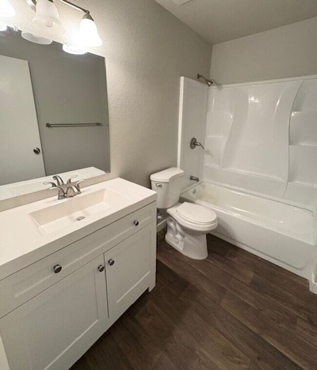 Building Photo - 5 Bed / 3 Bath Townhome in Murray!
