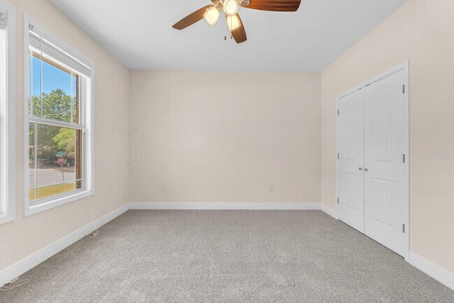 Building Photo - Stunning 4 Bedroom in PRIME Location!!  South of I-10!!
