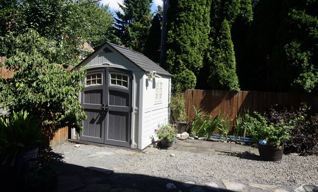 Building Photo - Lake Shore 4 Bedrooms