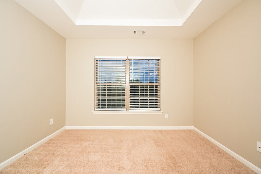 Building Photo - 559 Dahlia Dr