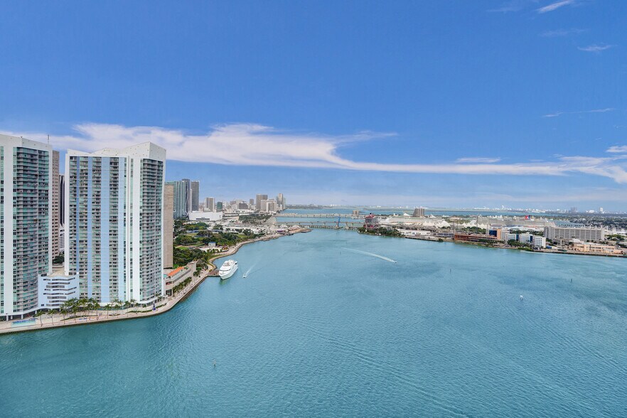 Building Photo - 848 Brickell Key Dr