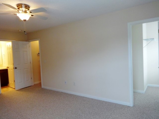 Building Photo - 228 Trickle Dr