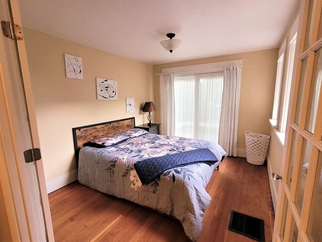 Building Photo - Charming Bungalow In the Heart of Downtown, Furnished 2 Bedroom/1 Bath.