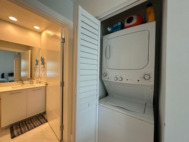 Building Photo - 950 Brickell Bay Dr