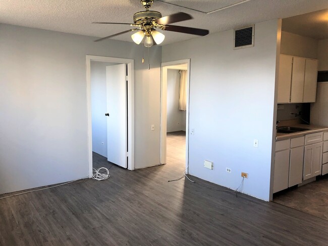 Building Photo - 2 bdrm, 1 bath, COVERED pkg with split A/C...