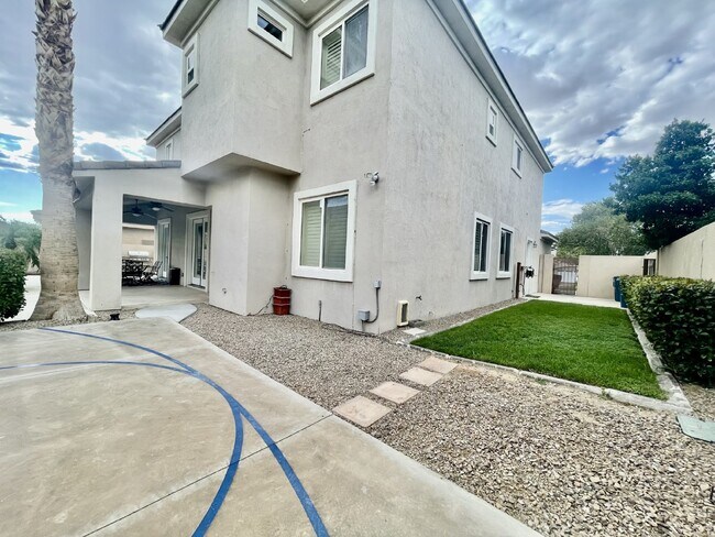 Building Photo - Luxurious 5-Bed, 4-Bath Fully Furnished Home in Henderson-