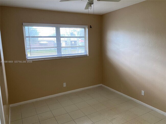 Building Photo - 2421 SW 6th St