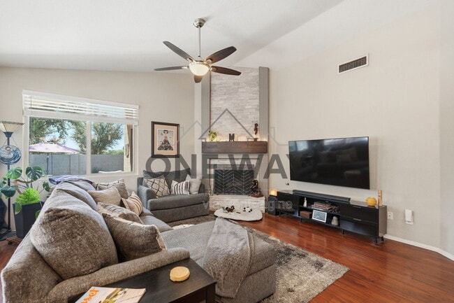 Building Photo - 1307 E Century Ave