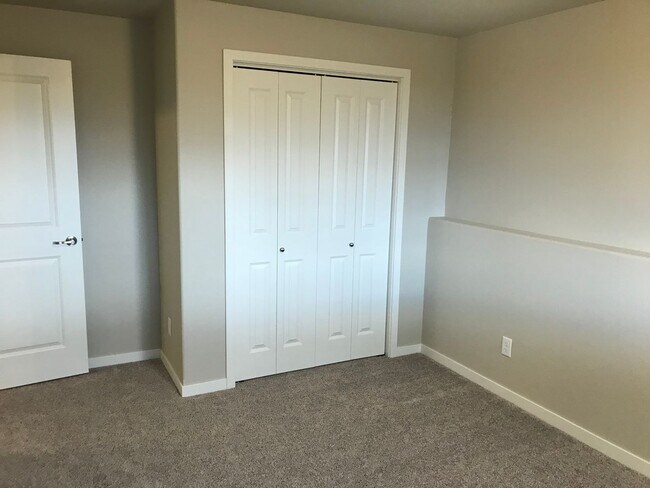 Building Photo - 4 Bed 2 Bath Single Family Home