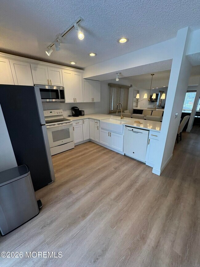 Building Photo - 17 Brown Ave