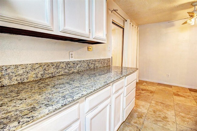 Building Photo - 6615 Briar Terrace Dr