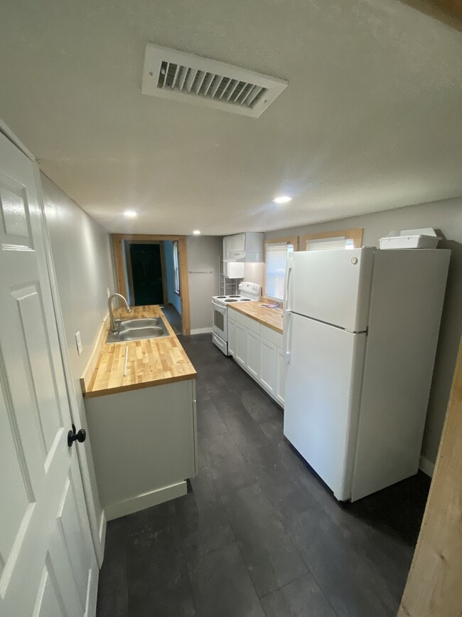 Building Photo - 214 E Williams St