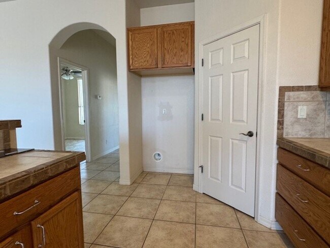 Building Photo - 3 Bedroom Exec Home Bullhead Parkway close...