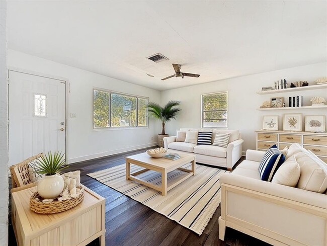 Building Photo - 2100 28th Ave N