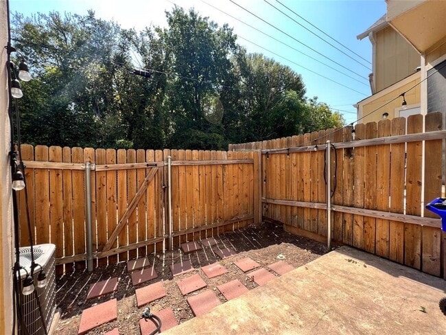 Building Photo - 11901 Swearingen Dr