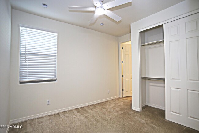 Building Photo - 977 W Finch Dr