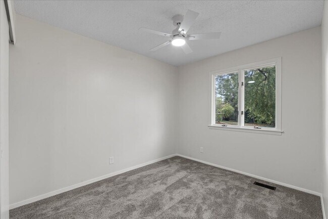 Building Photo - 4 bed/2bath in Bettendorf, IA