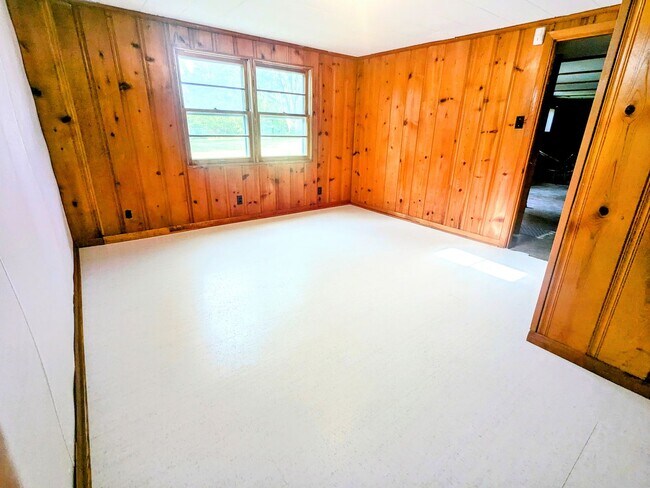 Building Photo - 3 bd, 1.5 ba house, N  Central location, f...