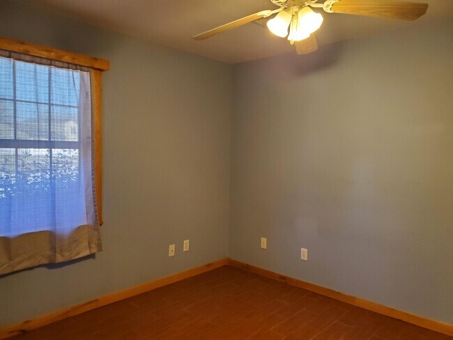 Building Photo - 2553 Everitt Dr