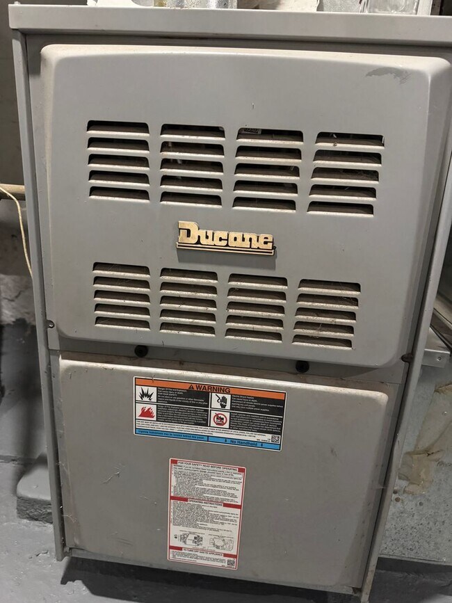 Building Photo - 1596 Chestnut Ave