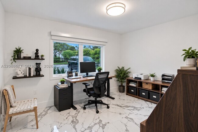 Building Photo - 2105 Alamanda Dr