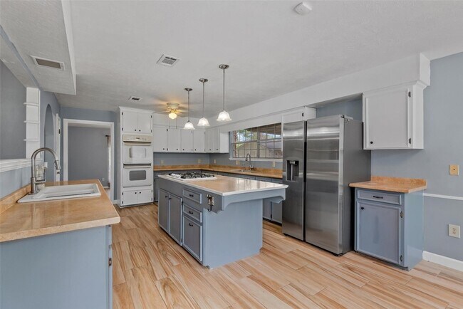 Building Photo - 24338 Redbud Ave