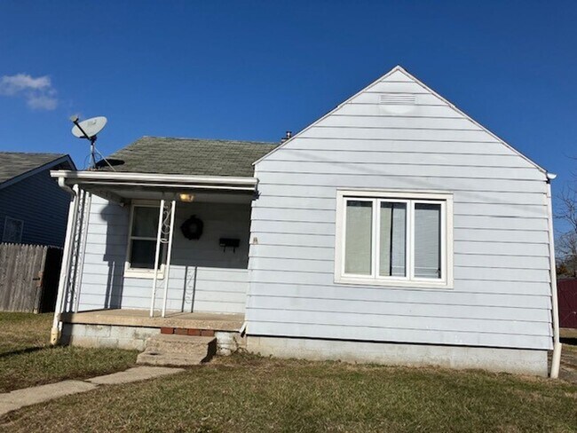 Building Photo - Cozy 2 Bedroom Home! Detached Garage! Large Backyard!