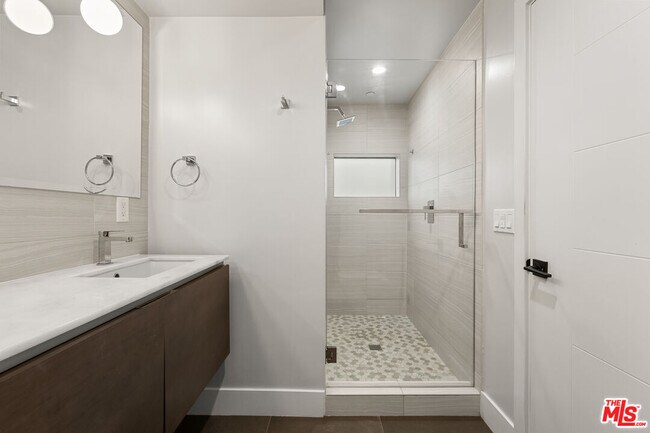 Building Photo - 807 N Detroit St