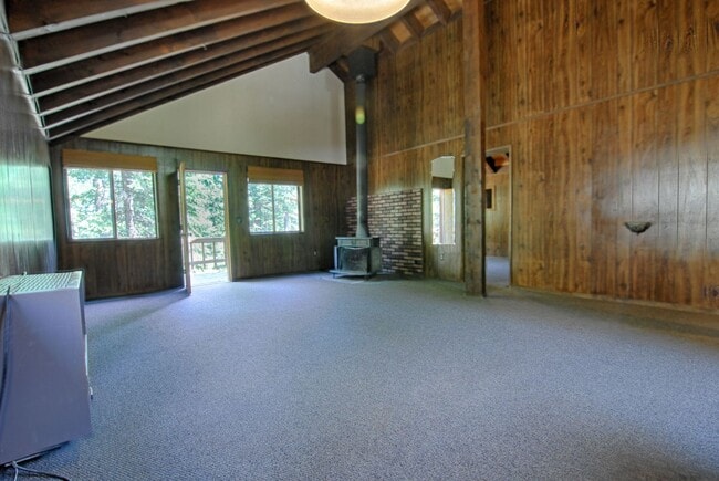 Building Photo - LONG-TERM RENTAL: Upper Floor Unit in Duplex with Washer/Dryer & Wood Stove!