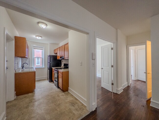 Two Bedroom Apartment with Den | Folcroft Courts - Folcroft Courts Apartments