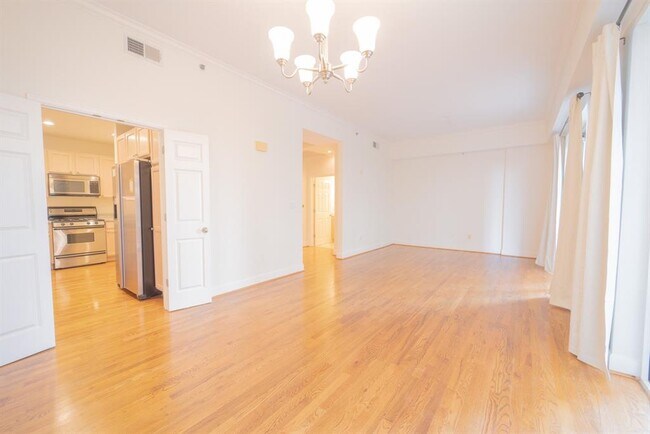 Building Photo - 2520 Robinhood St