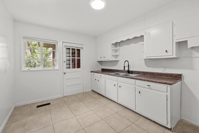 Building Photo - Beautiful 3 Bedroom 2 Bathroom