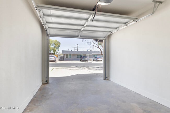 Building Photo - 109 W Kinderman Dr