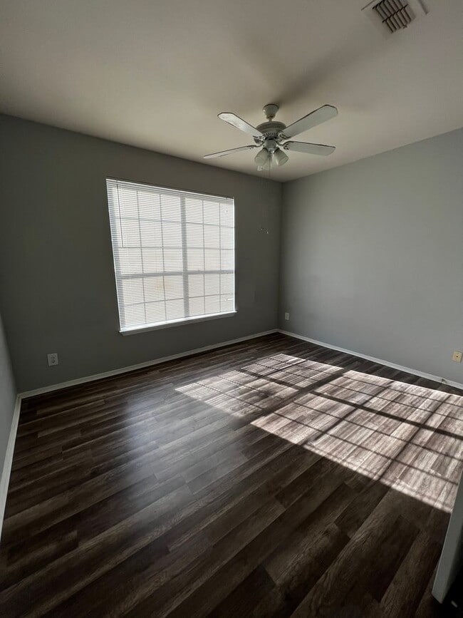 Building Photo - 2 Bed, 2 bath condo located  in a gated co...