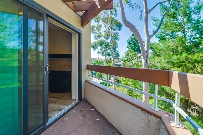 Building Photo - 6960 Golfcrest Dr