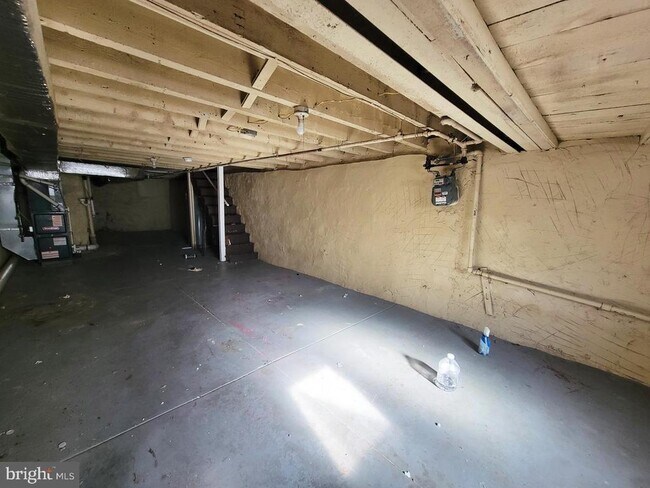 Building Photo - 923 E Schiller St