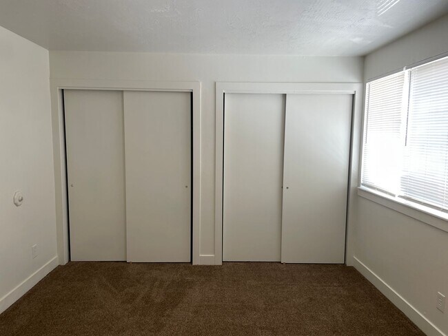 Building Photo - Twin Home with a 3-bedroom 1.5 Bath and Fenced Backyard