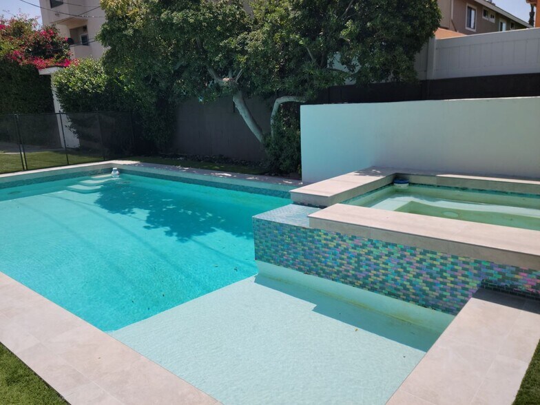 Building Photo - Stunning Remodeled 4 Bedroom House with Large Front Yard, Garage, Pool & Spa in Studio City!