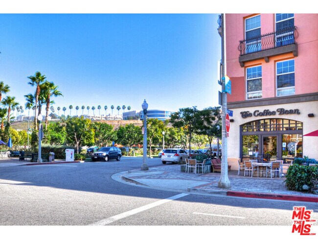 Building Photo - 5831 Seawalk Dr