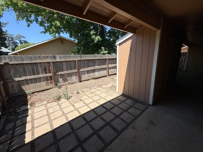 Building Photo - NW Condo Near Shopping Center Available Now!