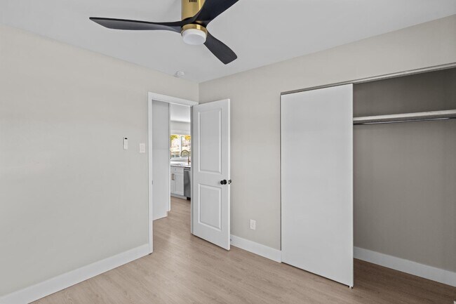 Building Photo - 2180 Glenoro Dr