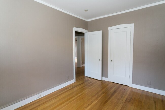 Building Photo - 1322 Oak Ave