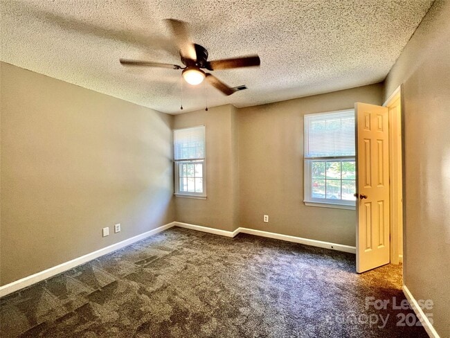 Building Photo - 2333 Heathershire Ln