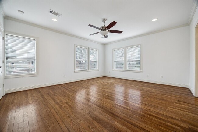 Building Photo - 1909 W Lamar St