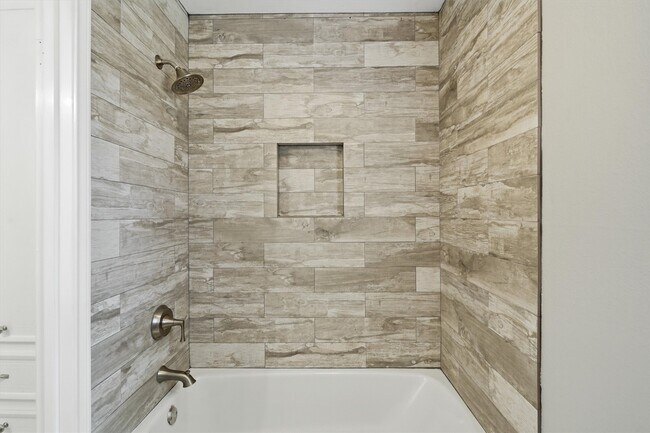 Building Photo - 2119 Williamsburg Ct S