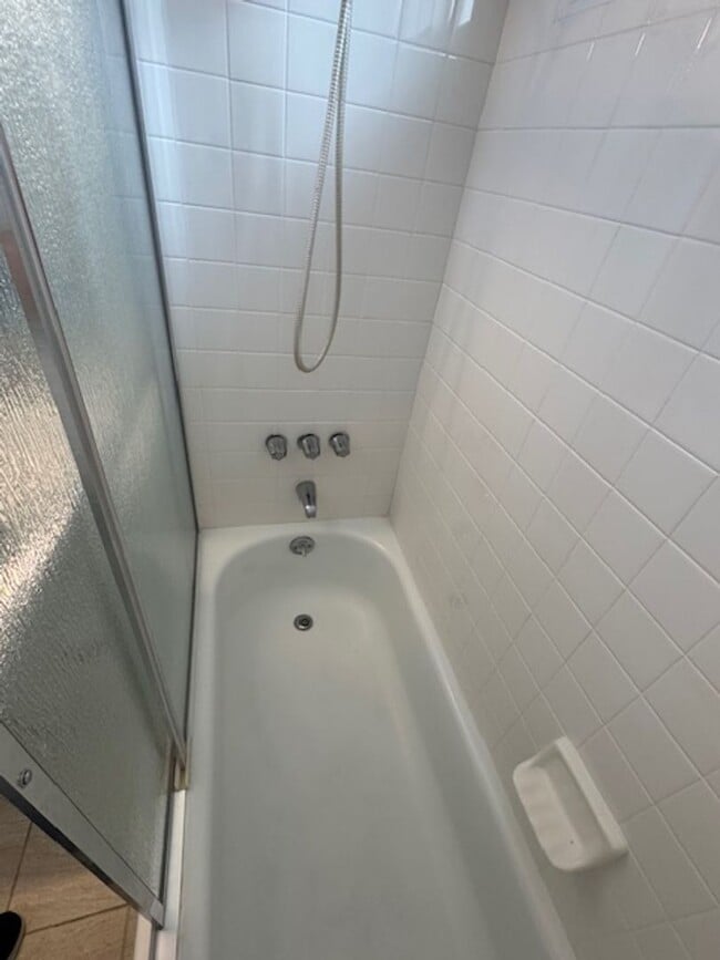 Building Photo - Beautiful 3 bedroom 2 bath HOME . . .  Clo...